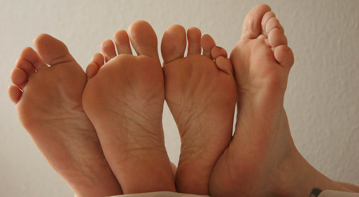 Voksen og baby fødder